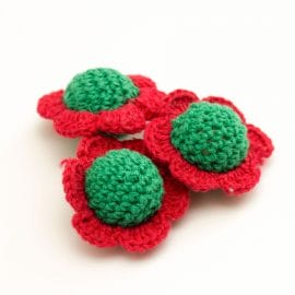 červenozelene-hackovane-kvety-retiazka-na-cumlik